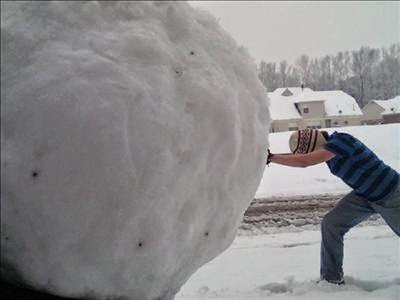 Большой комок снега