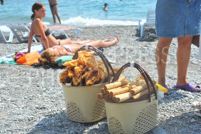 Продает кукурузу на пляже