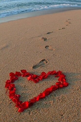 Любовь на пляже сердце красивое