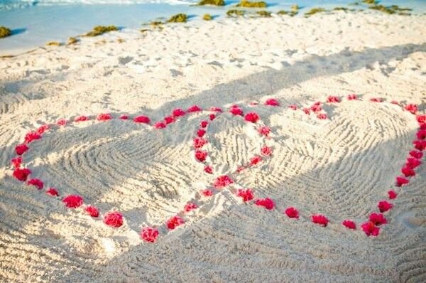 Сердце из цветов на песке