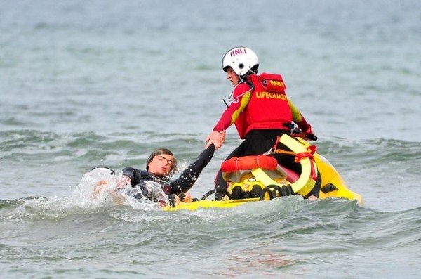 Спасатели на берегу моря