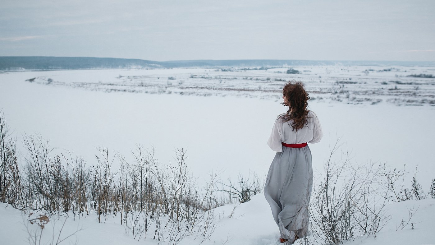 Идешь зимой по полю тишина. Девушка в зимнем поле. Фотосессия в зимнем поле. Фотосессия в поле зимой. Девушка зимой со спины.