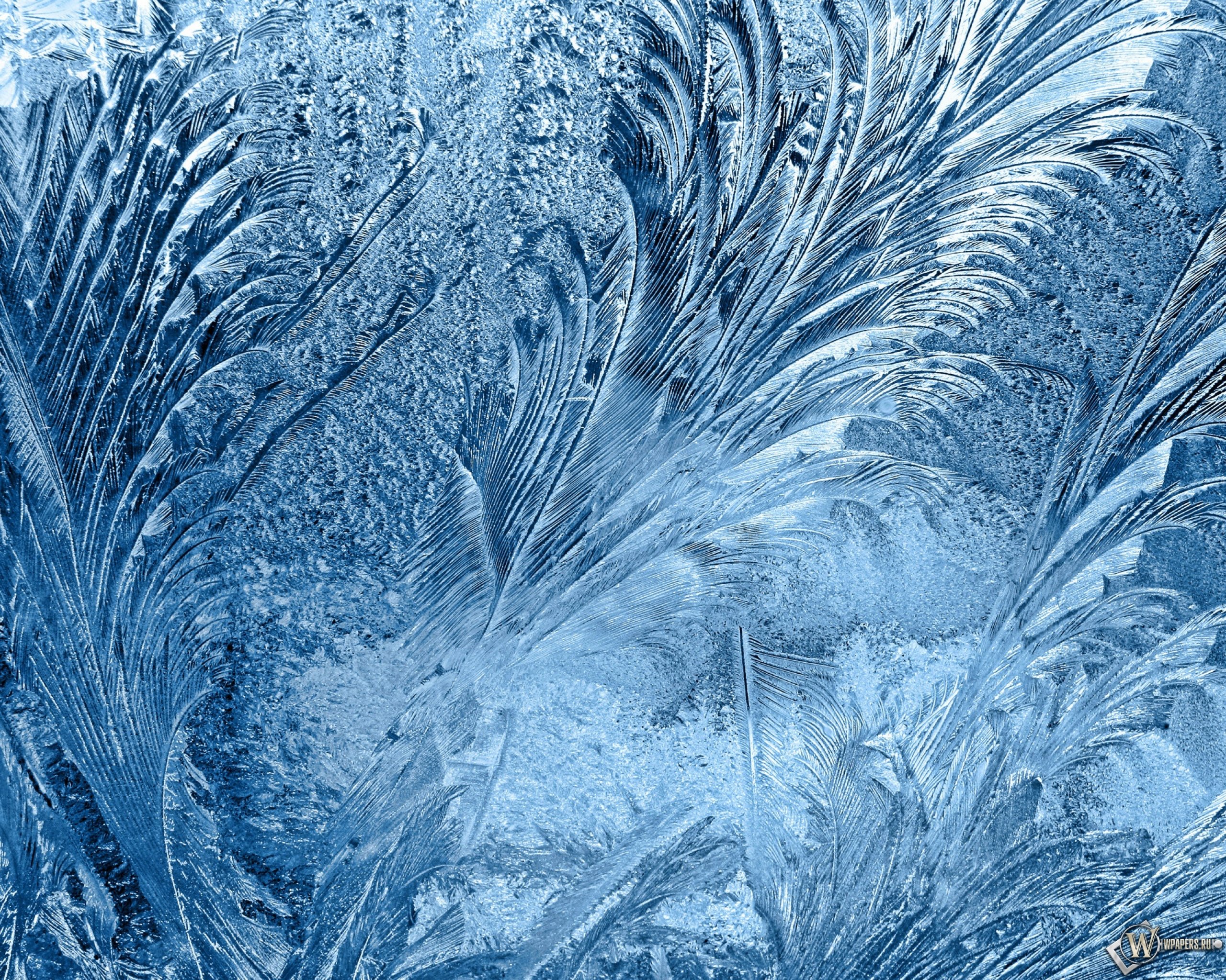 Зимние узоры на стекле, нарисованные морозом