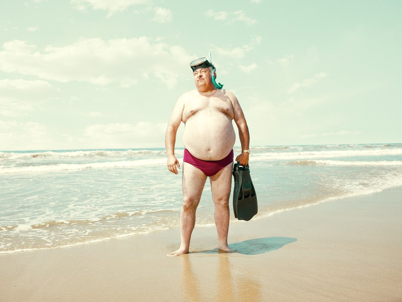 Почему мужчины жирные. Тошстыц мужик на пляже.