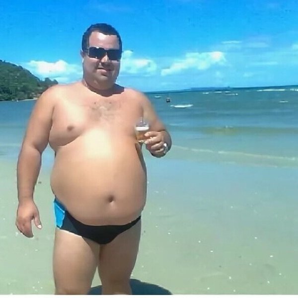 Жирный мужик в очках