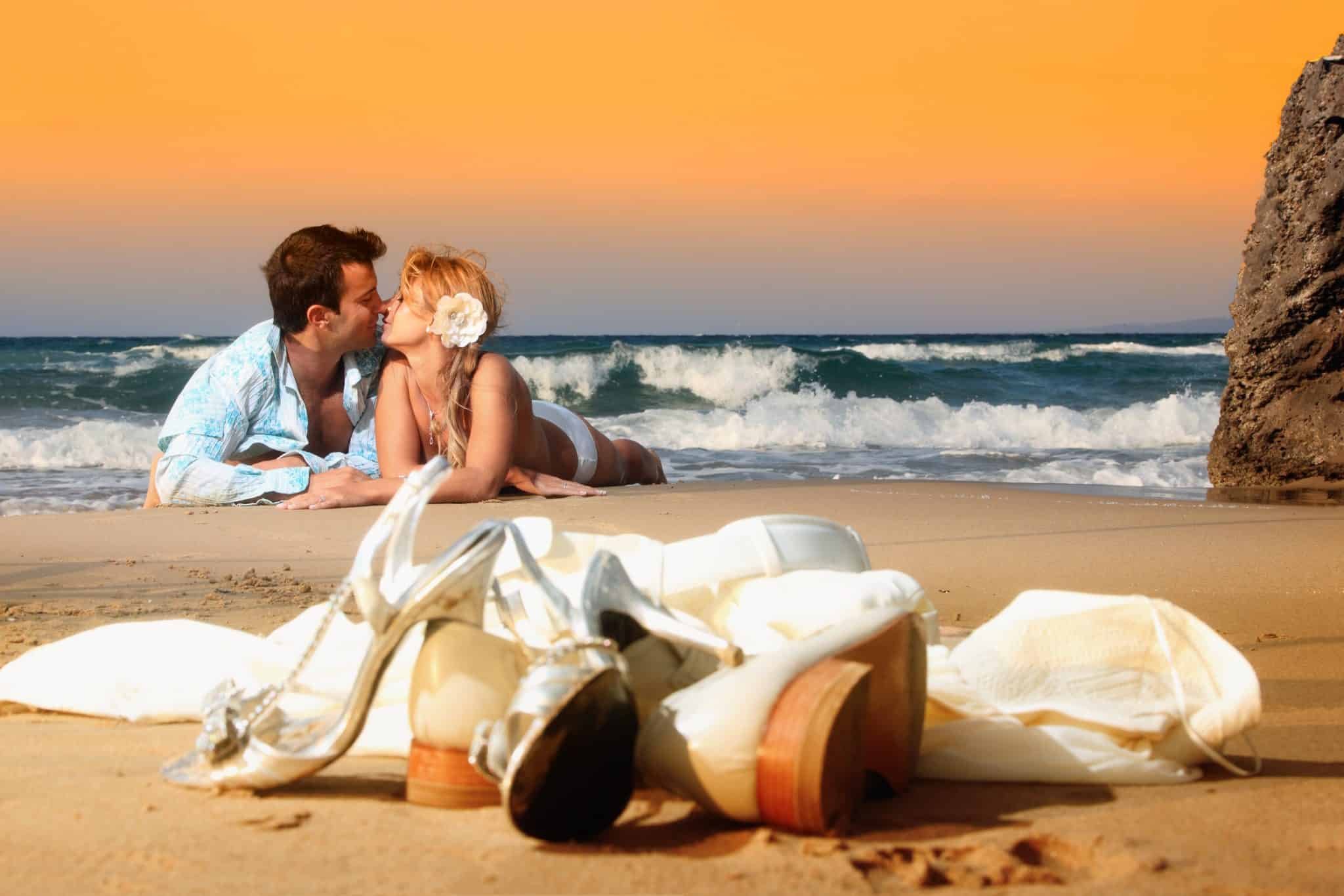 Семейная пара в отпуске. Море романтика. Пара на берегу моря. Влюбленные на море. Влюбленные на берегу моря.