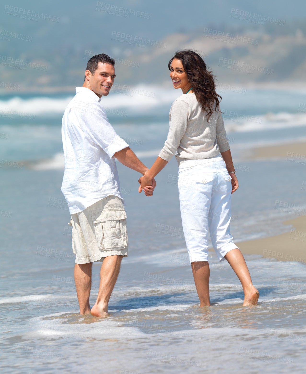Жену на пляже муж смотрит. Мужчина и женщина на пляже. Счастливые пары. Мужчина и женщина на отдыхе. Фотосессия на море с мужем.