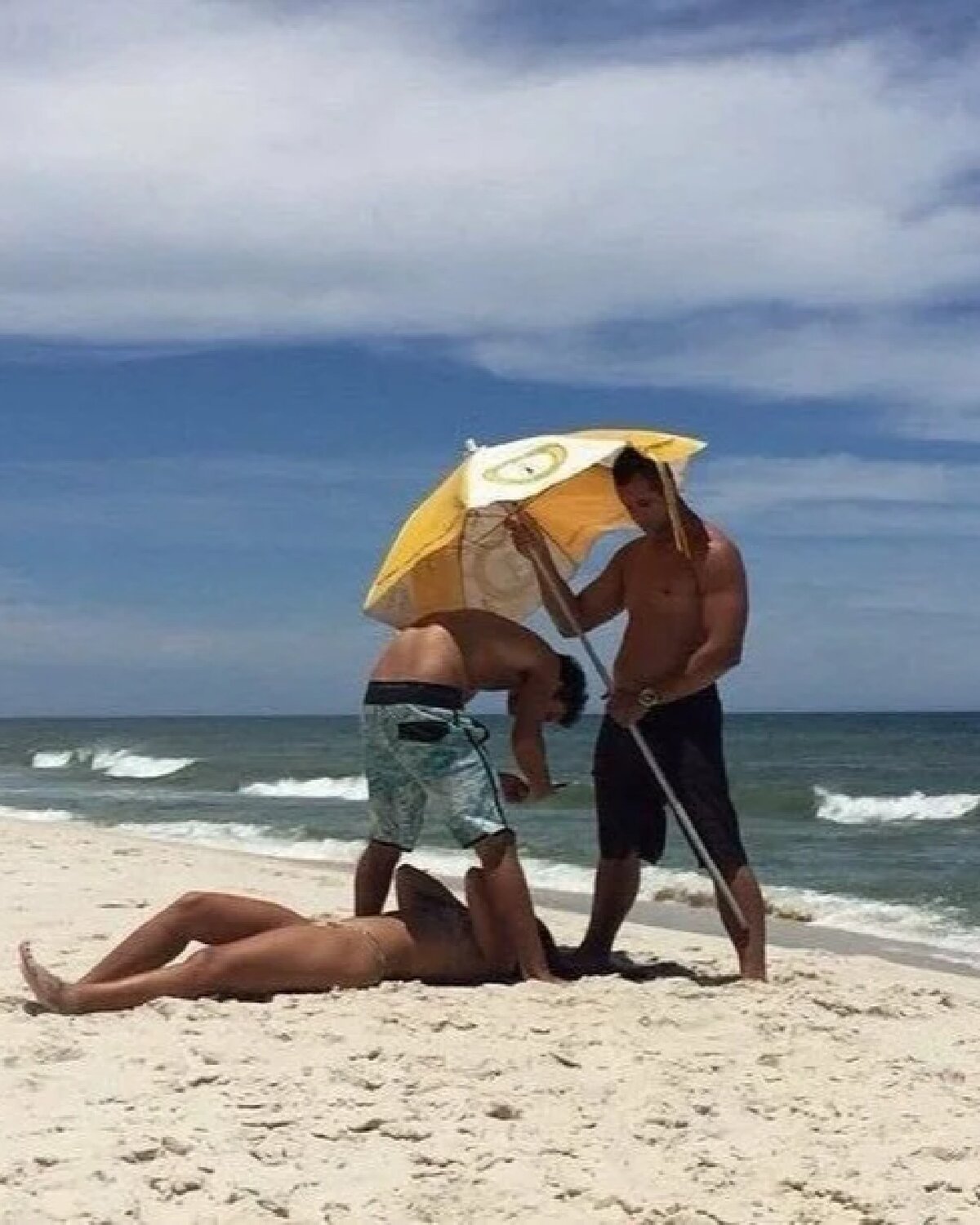 муж и жена на пляже