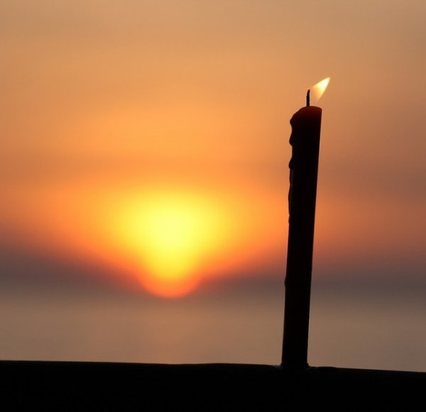 Свеча на фоне неба