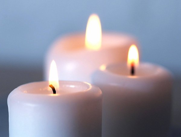 Горящая белая свеча