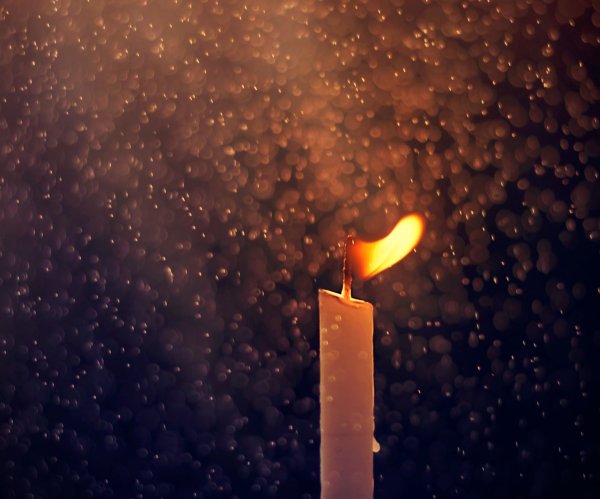 Горящая свеча