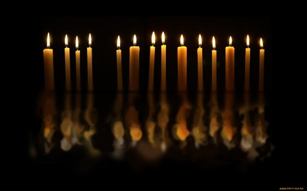 Свеча на черном фоне