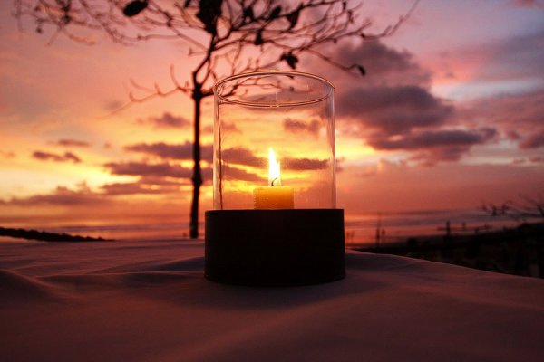 Свеча на фоне заката
