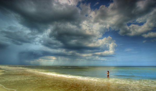 Штормовое небо над морем