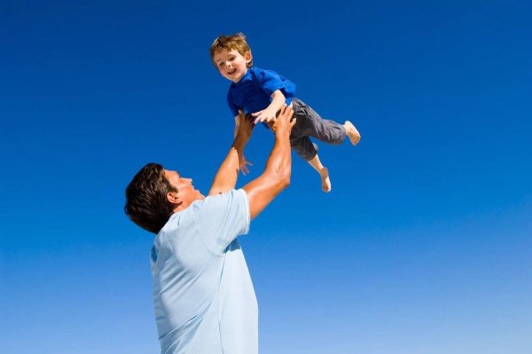 Подкидывает ребенка