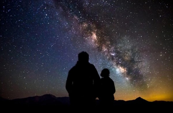 Парень смотрит на звезды