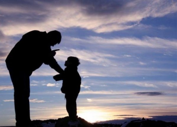 Силуэт отца с ребенком