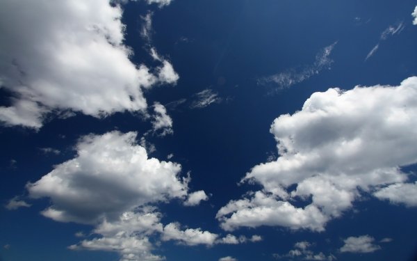 Красивое темное небо с облаками