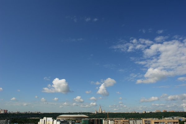 Голубое небо в городе