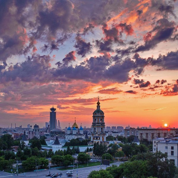 Красивый закат в Москве