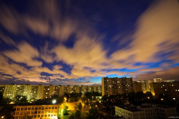 Ночное небо в городе летом