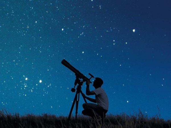 Человек с телескопом