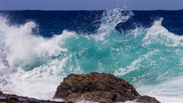 Волны бьются о камни