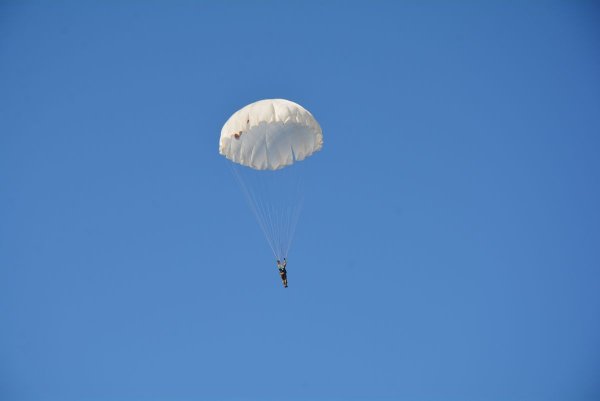 Парашютисты в небе
