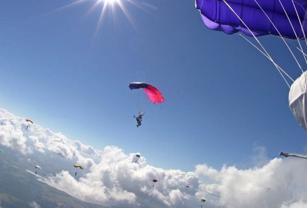 Парашютисты в небе