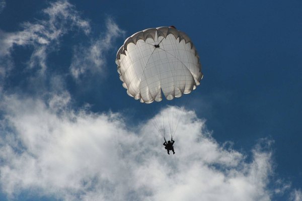 Парашют в небе