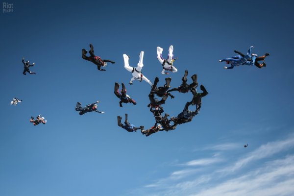 Фигуры в небе парашютисты