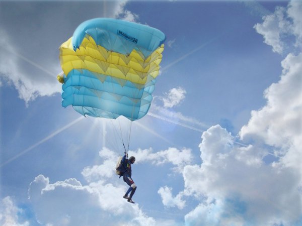 Парашют в небе