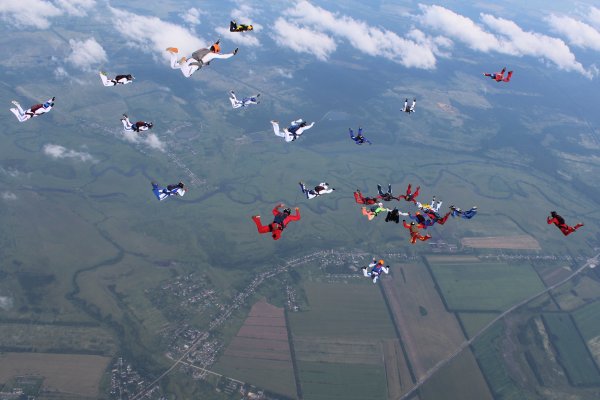 Парашютисты в небе