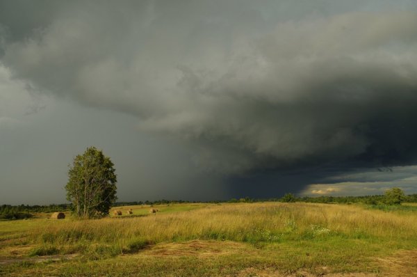 Небо перед грозой в деревне