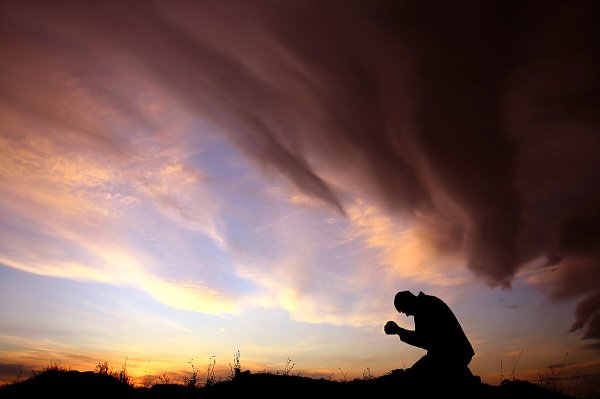 Человек молится небесам