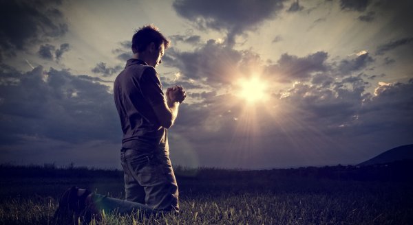 Человек молится на природе