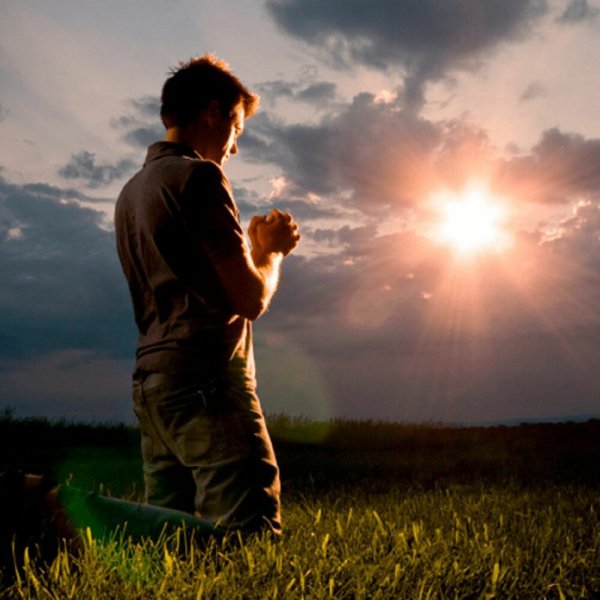 Человек молится