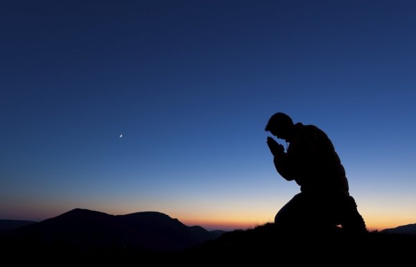 Человек молится