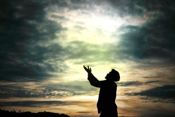 Человек молится