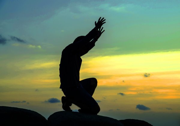 Человек молится Богу