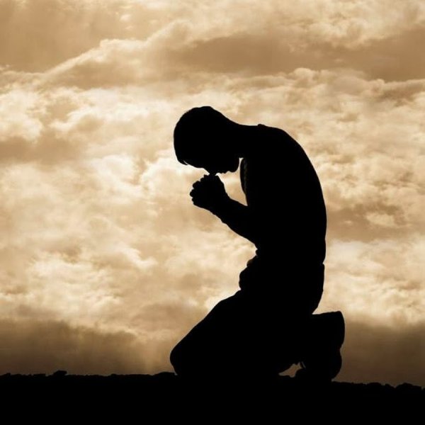 Человек молится Богу