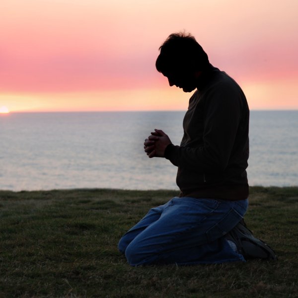 Силуэт мужчины ночью