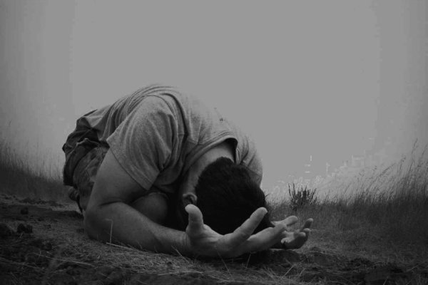 Девушка молится на коленях