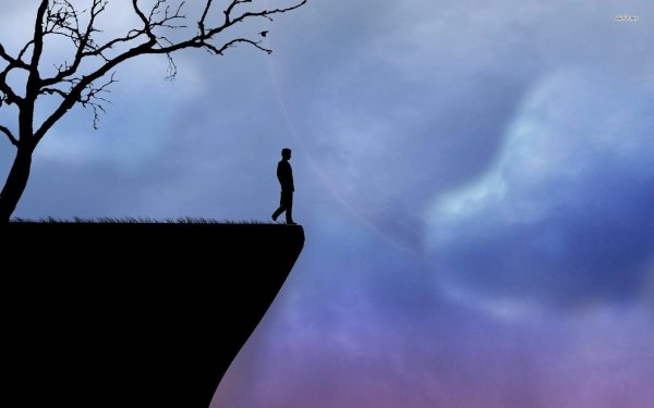 Человек идет по дороге