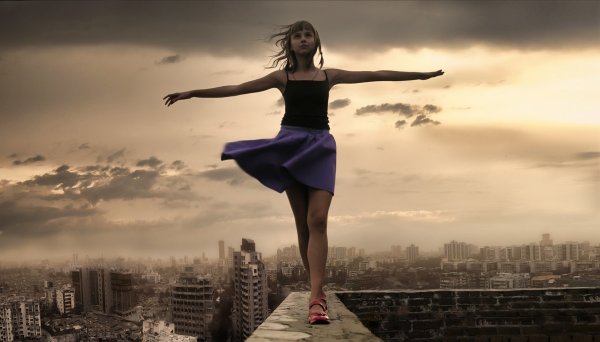 Женщина на обрыве