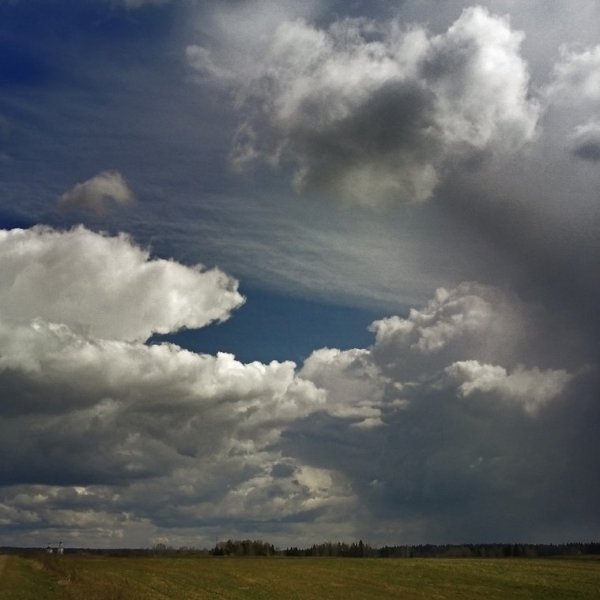 Весеннее пасмурное небо