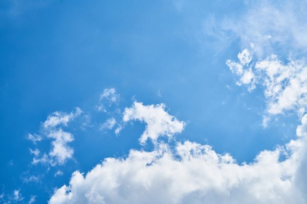Голубое небо с облаками вектор