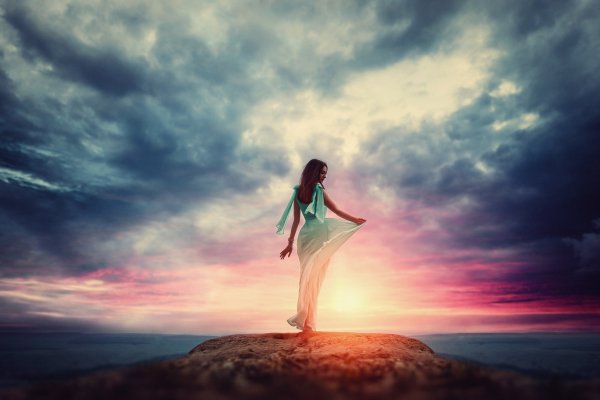 Женский силуэт на фоне неба