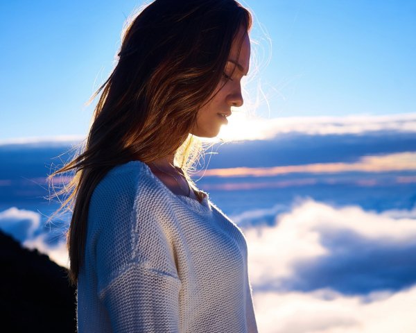 В профиль девушка смотрит в небо