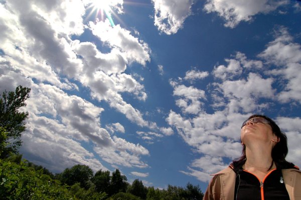 Девушка в платье летнем